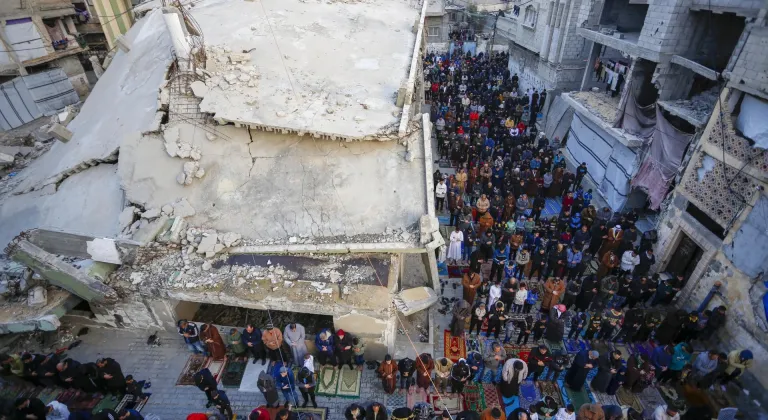 Filistinliler, bayram namazını İsrail'in kısıtlamaları nedeniyle kapatılan Mescid-i Aksa çevresinde kıldı