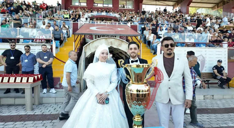 Final maçını kaçırmak istemeyen çift, gelinlik ve damatlıkla stadyuma geldi