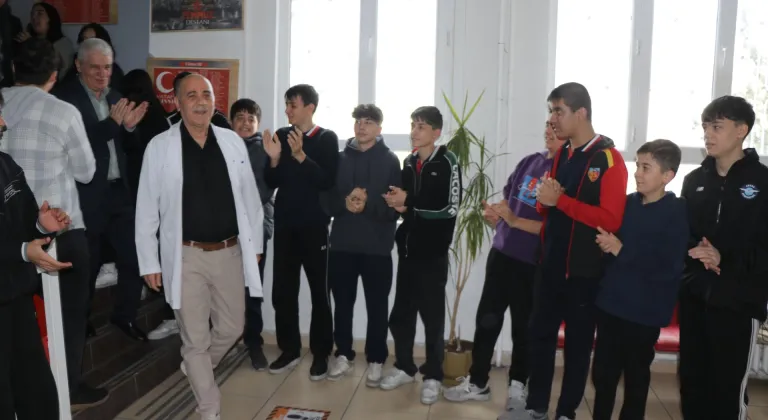 Fizik öğretmeni 37 yıl önce mesleğe başladığı okuldan sürpriz veda töreniyle emekli oldu