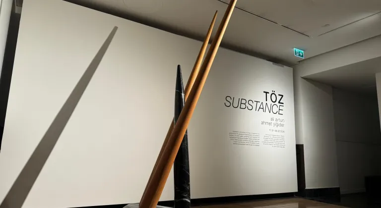 Galata Rum Okulu'nda açılan "Töz" sergisi mimarlığın köklerini sanat eserleriyle ele alıyor