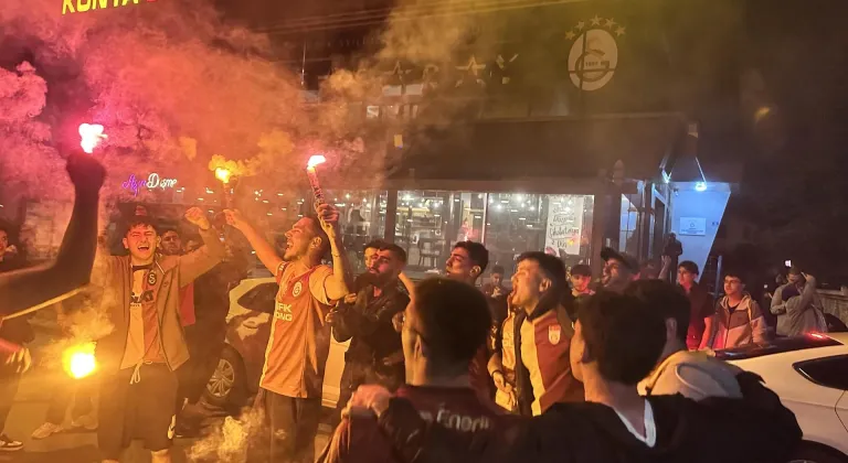 Galatasaraylı taraftarlar 26. şampiyonluğunu kutluyor