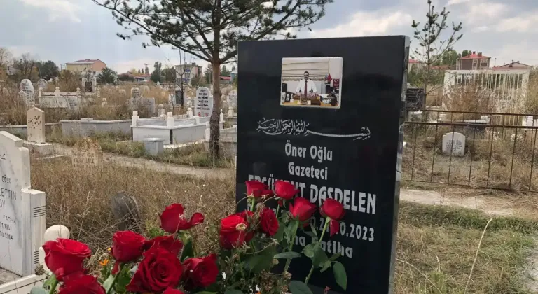 Gazeteci Ercüment Daşdelen kabri başında anıldı