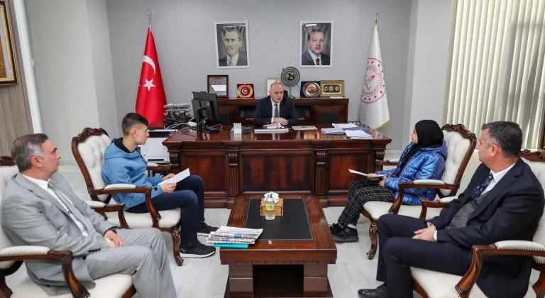 Gazeteciliğe merak salan özel öğrenciler okul gazetesi çıkarıyor