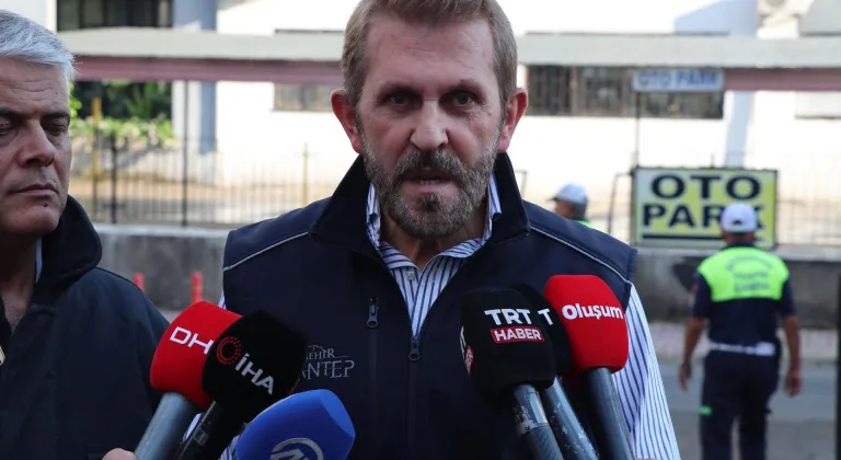 Gaziantep'te 5 katlı iş merkezinde çıkan yangına müdahale ediliyor