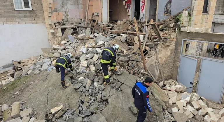 Gaziantep'te çöken metruk bir evin molozlarının kapattığı yan binadaki 2 kişi kurtarıldı