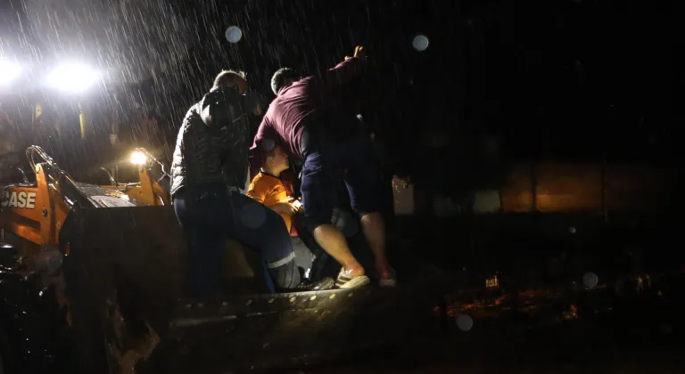 Gaziantep'te selde mahsur kalan 5 kişi iş makinesi yardımıyla kurtarıldı