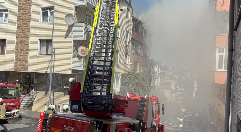 Gaziosmanpaşa'da çatı katında çıkan yangına müdahale ediliyor