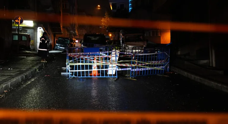 Gaziosmanpaşa'da sağanak sonrası yolda çökme meydana geldi