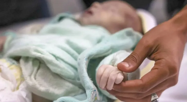 Gazze’de 12 günlük bebek soğuktan hayatını kaybetti