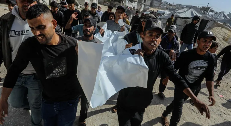 Gazze'de İsrail saldırısında hayatını kaybeden 15 yaşındaki çocuk gözyaşlarıyla toprağa verildi
