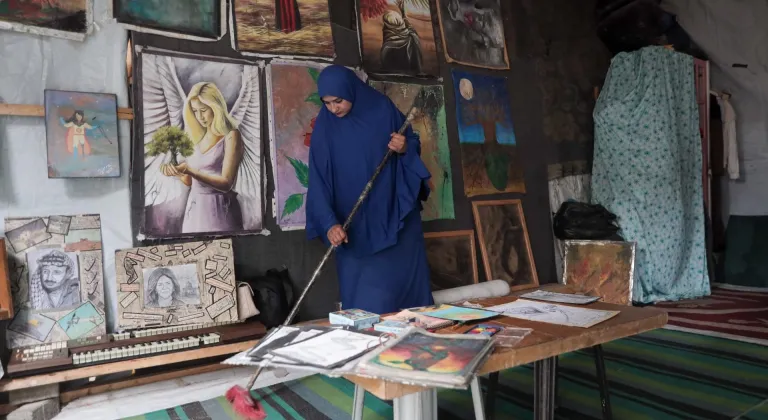 Gazzeli ressam enkazdan kurtardığı malzemelerle "çadır atölyesinde" çocuklara umut aşılıyor