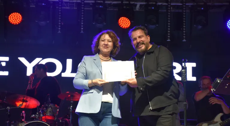 Gece Yolcuları üyeleri diplomalarını yıllar sonra sahnede aldı
