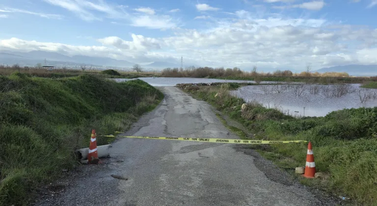 Gediz Nehri'ndeki taşkın nedeniyle Manisa'daki 2 köprü ulaşıma kapatıldı