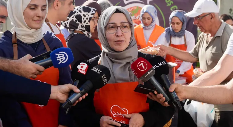 Genç KADEM gönüllülerinden Sultanahmet Camisi avlusunda aşure ikramı