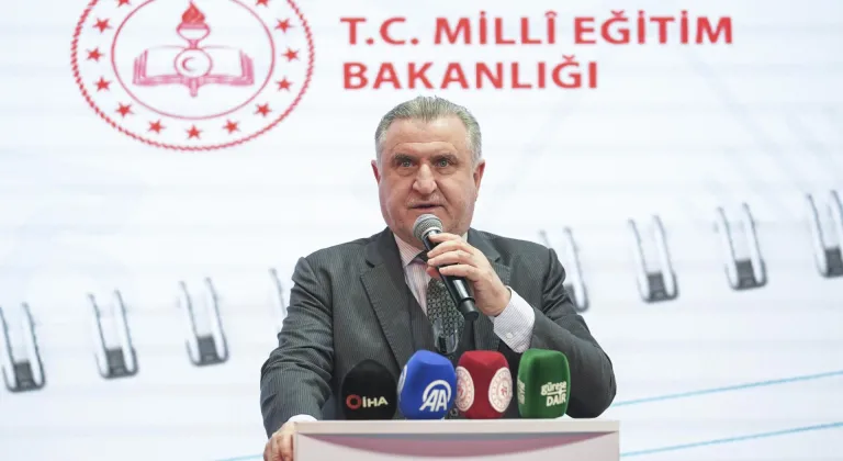 Gençlik ve Spor Bakanı Osman Aşkın Bak, güreş turnuvasının açılış törenine katıldı