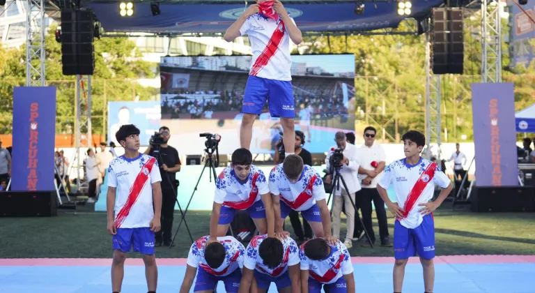 Gençlik ve Spor Bakanı Osman Aşkın Bak, Kağıthane'de genç sporcularla buluştu