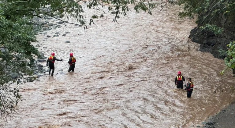 Giresun'da sel sularına kapıldığı değerlendirilen 2 kişi için arama çalışması başlatıldı