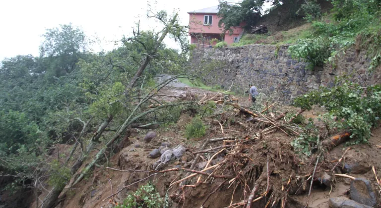 Giresun'daki etkili yağış mahalle ve köy yollarında hasara neden oldu