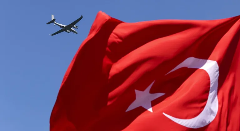 Gölcük semaları TEKNOFEST Mavi Vatan kapsamındaki uçuş gösterileriyle renklendi