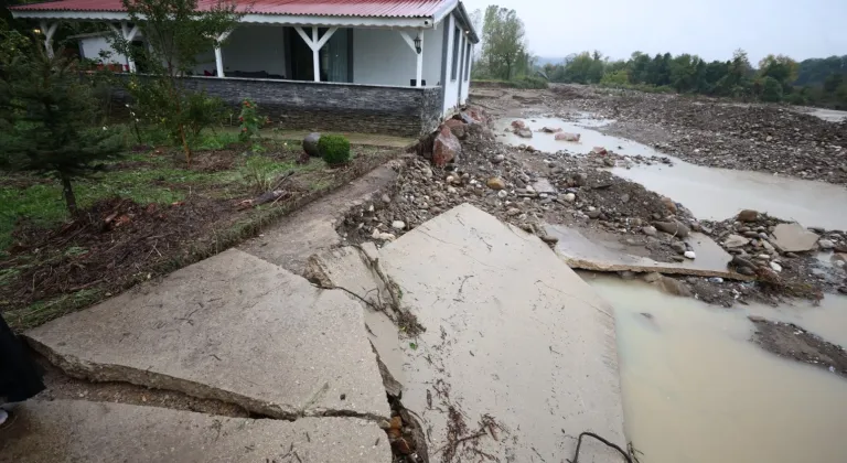 Gözü gibi baktığı bahçesi sağanak sonucu dere yatağına dönüştü