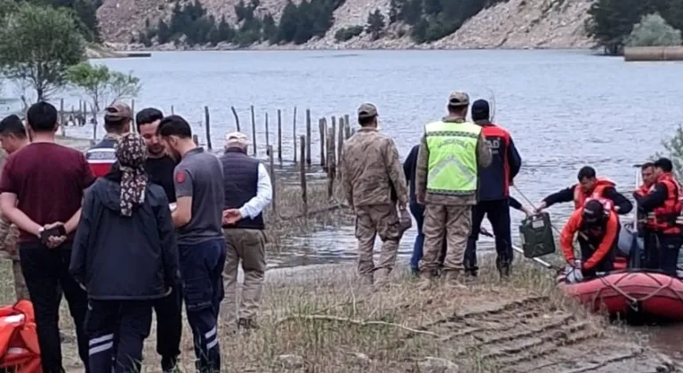 Gümüşhane'de baraj göletine devrilen pikabın sürücüsü öldü