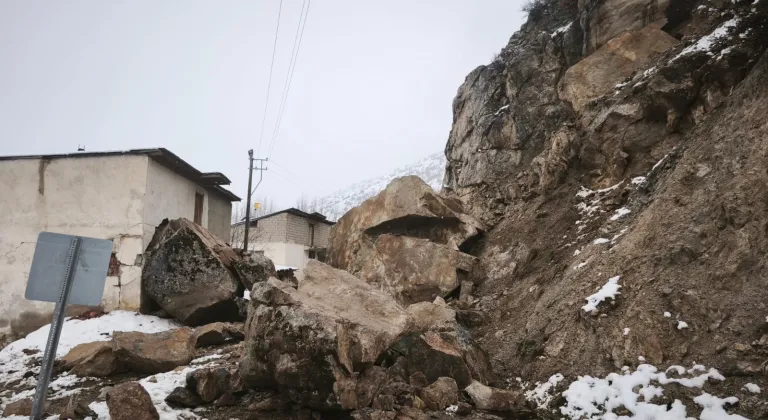 Gümüşhane'de heyelan nedeniyle 3 ev tedbir amacıyla boşaltıldı