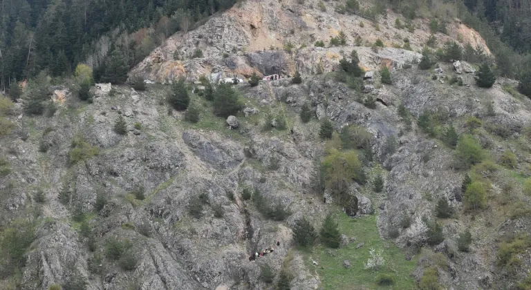 Gümüşhane'de uçuruma yuvarlanan motosiklet sürücüsü öldü, yolcu yaralandı
