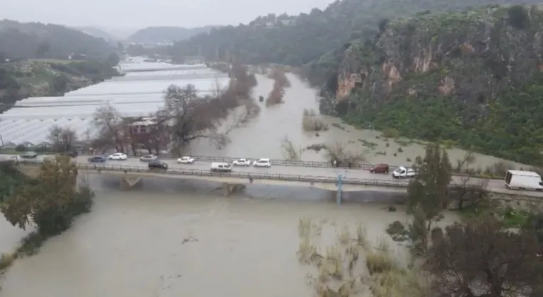 GÜNCELLEME 2 - Antalya'da kuvvetli rüzgar ve sağanak etkili oluyor