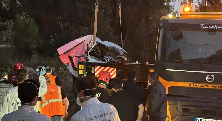 GÜNCELLEME 2- İzmir'de tırın 9 araca çarptığı kazada 3 kişi öldü, 4 kişi yaralandı