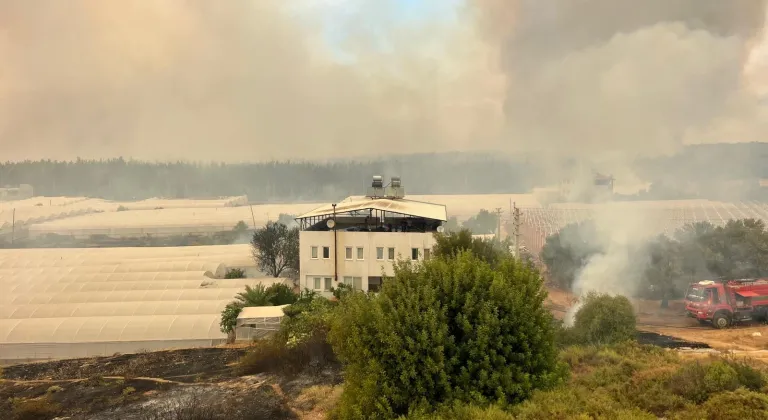 GÜNCELLEME 2 - Muğla'da başladıktan sonra Antalya'ya sıçrayan orman yangınına müdahale ediliyor