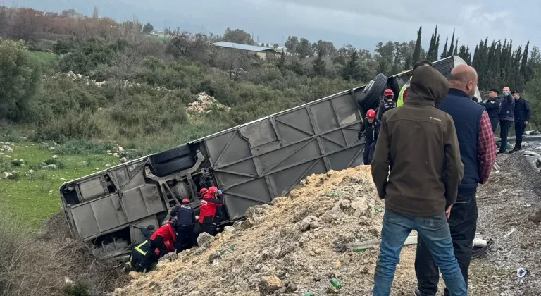 GÜNCELLEME 3 - Antalya'da devrilen yolcu otobüsündeki ölü sayısı 10'a yükseldi