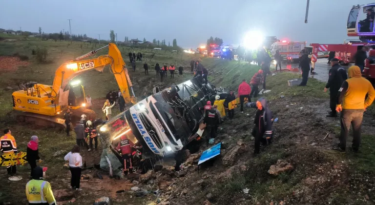 GÜNCELLEME 4 - Malatya'da otobüsün şarampole devrilmesi sonucu 3 kişi öldü, 22 kişi yaralandı