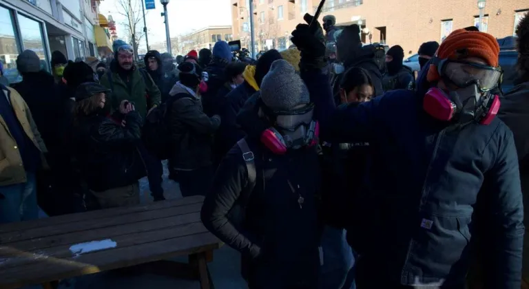 GÜNCELLEME - ABD'nin Minnesota eyaletinde ICE polisi bir kişiyi daha vurdu