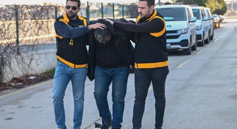 GÜNCELLEME - Adana'da işçi servisinin camını kaskla kıran motosikletlinin ehliyetine el konuldu