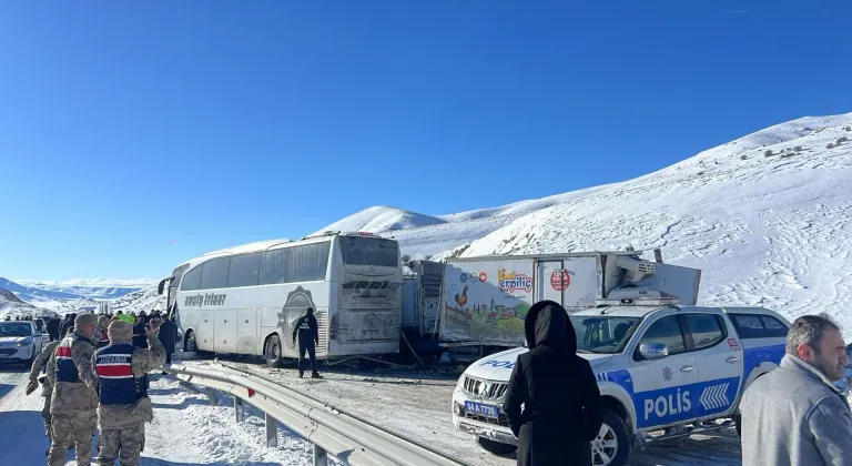 GÜNCELLEME - Ağrı'da otobüs ile kamyonetlerin karıştığı zincirleme kazada bir kişi öldü, 5 kişi yaralandı