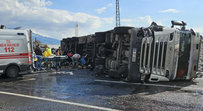 GÜNCELLEME - Ağrı'da zincirleme trafik kazasında 2 kişi öldü, 3 kişi yaralandı