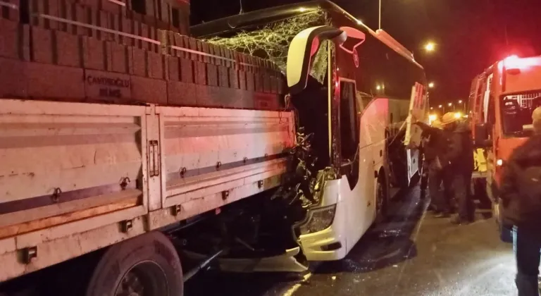 GÜNCELLEME - Anadolu Otoyolu'nda tıra çarpan yolcu otobüsündeki 2 kişi öldü, 2 kişi yaralandı