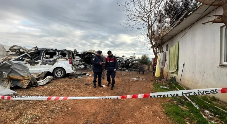 GÜNCELLEME - Antalya'da bir konteynerde çıkan yangında 5'i çocuk 6 kişi öldü