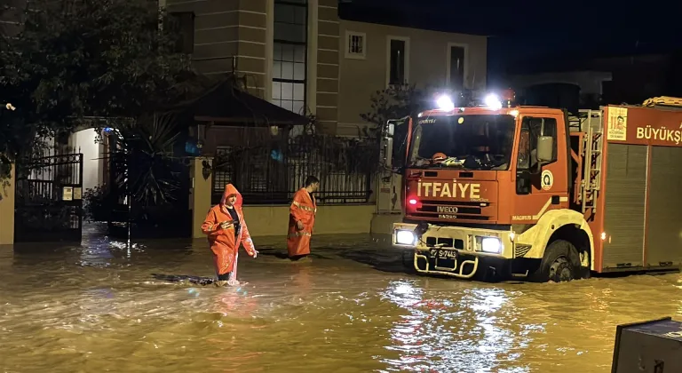 GÜNCELLEME - Antalya'da etkili olan fırtına ve hortum bazı ev, sera ve araçlara zarar verdi
