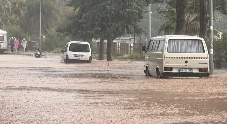 GÜNCELLEME - Antalya'da sağanak etkili oldu