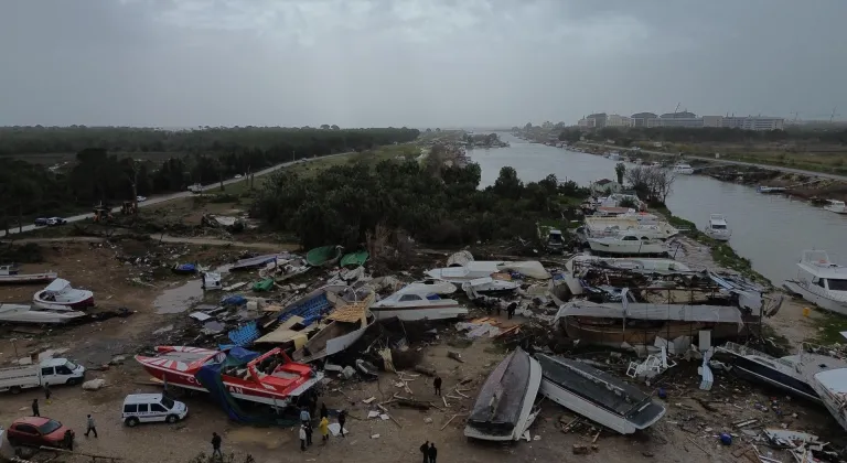GÜNCELLEME - Antalya'nın Aksu ilçesinde çıkan hortumda bir kişi yaralandı, tekneler zarar gördü