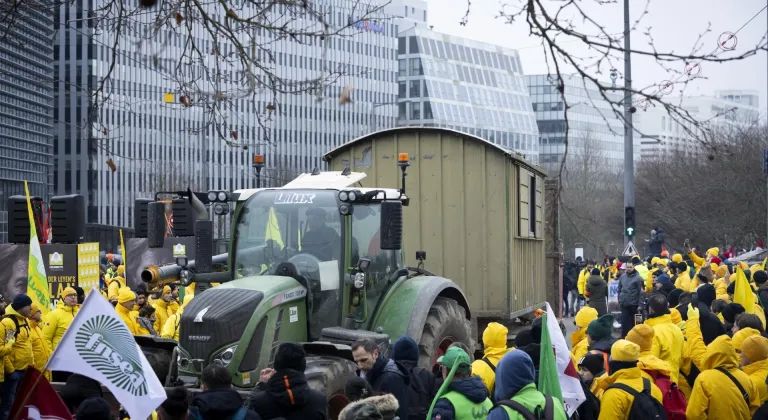 GÜNCELLEME - Avrupa ülkelerinden binlerce çiftçi MERCOSUR anlaşmasını protesto etmek için Strazburg'da toplandı