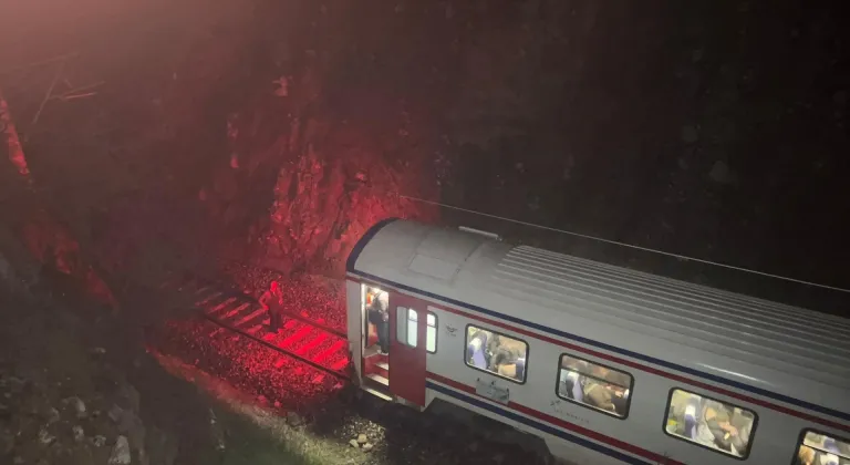 GÜNCELLEME - Balıkesir'de toprak kayması nedeniyle lokomotifi ve vagonu raydan çıkan tren kaldırıldı