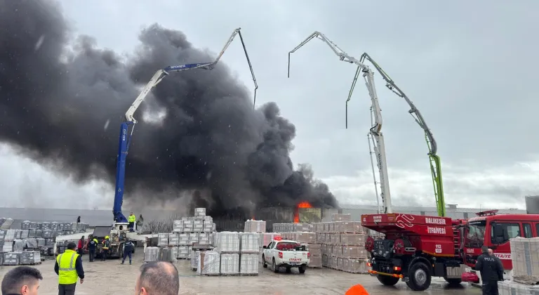 GÜNCELLEME - Balıkesir'de yapı malzemeleri deposunda çıkan yangın söndürüldü