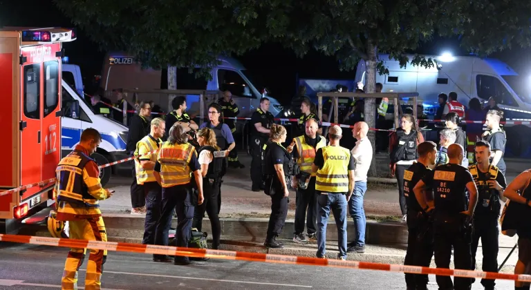 GÜNCELLEME - Berlin'de LGBT yürüyüşünün yapıldığı alanın yakınında bir araç kalabalığa daldı