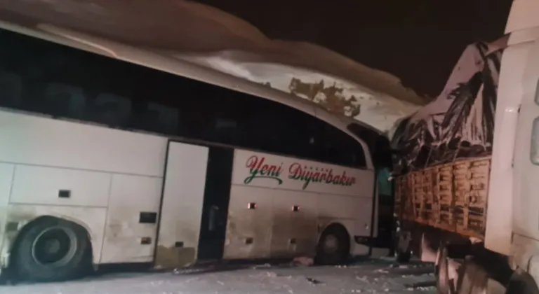 GÜNCELLEME - Bingöl'de yolcu otobüsü ile tırın çarpıştığı kazada 3 kişi yaralandı