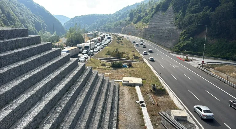 GÜNCELLEME - Bolu Dağı Tüneli'nde araç yangını nedeniyle kapanan Ankara istikameti ulaşıma açıldı