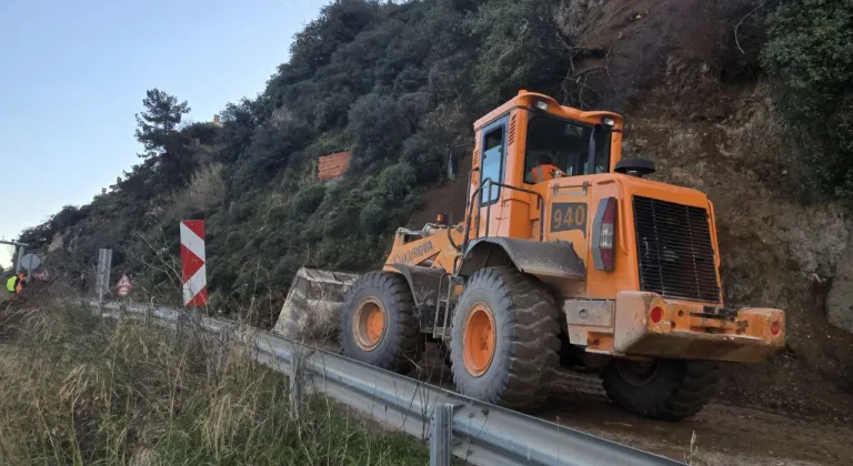 GÜNCELLEME - Bursa'da toprak kaymasının olduğu Mudanya-Altıntaş sahil yolu ulaşıma açıldı