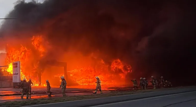 GÜNCELLEME - Büyükçekmece'de tarım şirketinin deposunda çıkan yangına itfaiye müdahale ediyor