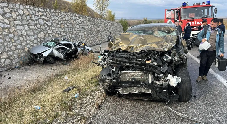 GÜNCELLEME - Çorum'da iki otomobil çarpıştı, 4 kişi öldü, 2 kişi yaralandı
